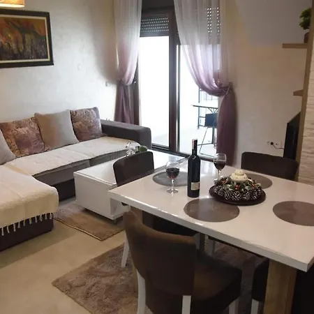 Aura Hills شقة فندقية *