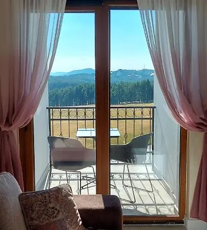 Aura Hills زلاتيبور